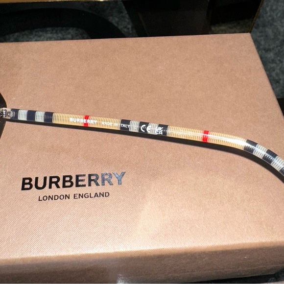 New BURBERRY Vanessa Black Gradient Geometric Ladies Sunglasses 57mm - Picture 4 of 8